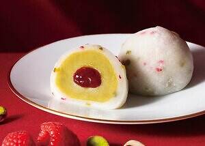 亀屋万年堂「ピスタチオ＆フランボワーズ大福」クリスマスカラーの”つぶつぶ”フリーズドライ入り｜写真1