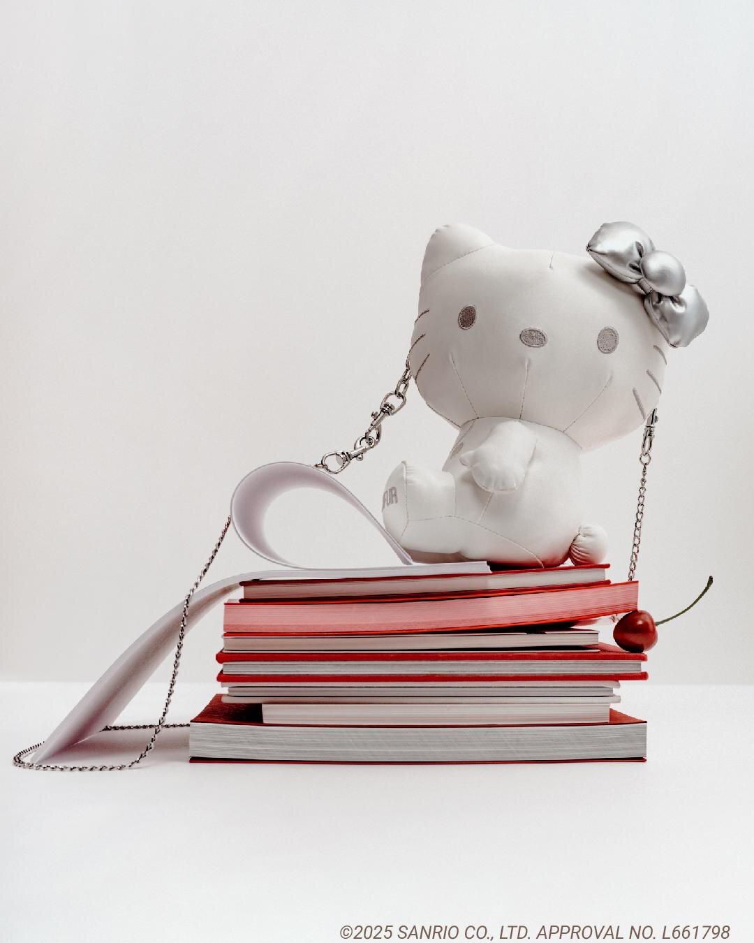 ファーファー×サンリオ「ハローキティ」ぬいぐるみ＆リボン型ショルダーバッグ、煌めくスウェットも｜写真51