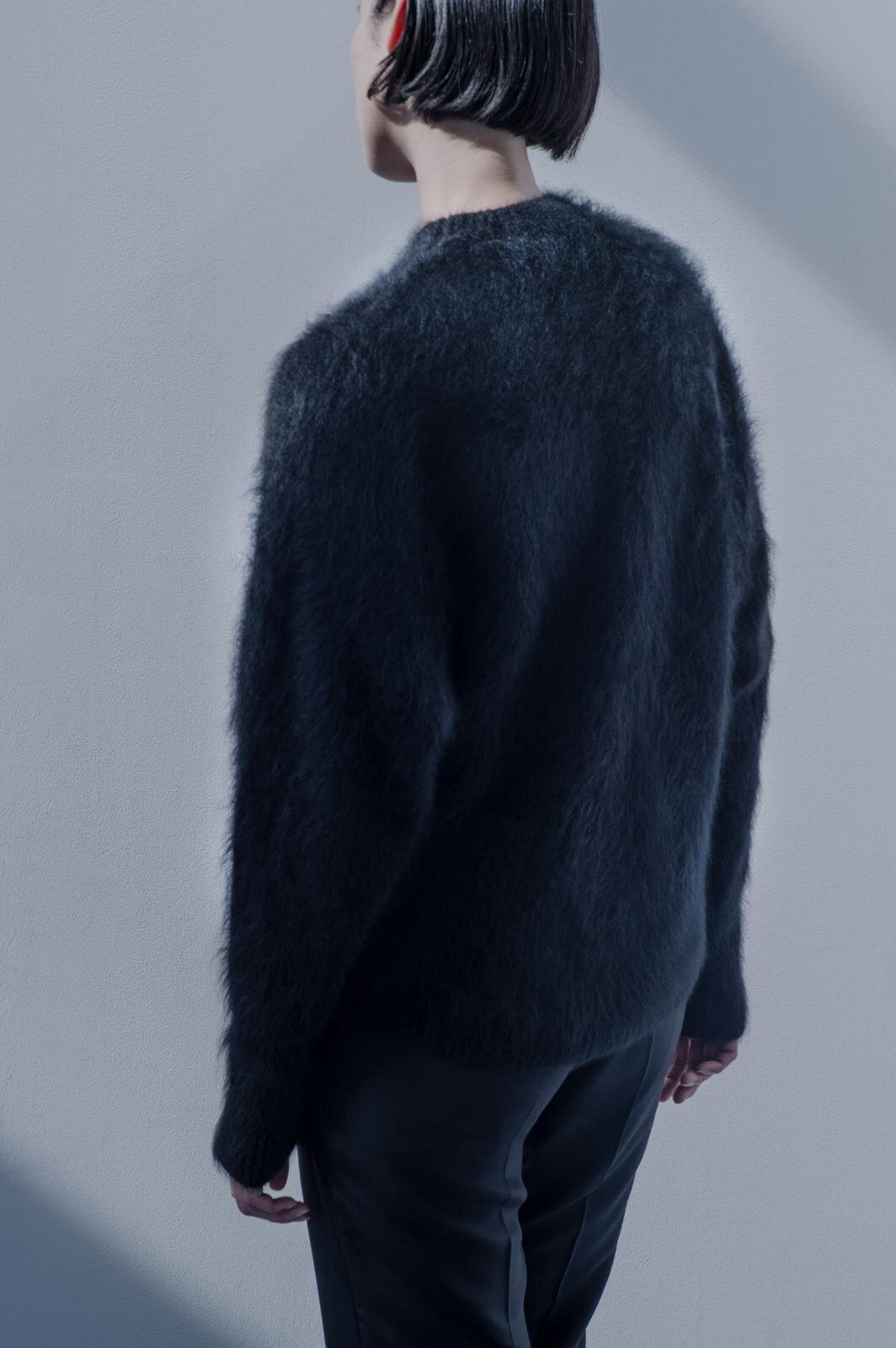 マメ クロゴウチ ベーシックス、くるみボタンの並ぶウールドレス＆ふんわりカシミヤニット｜写真5