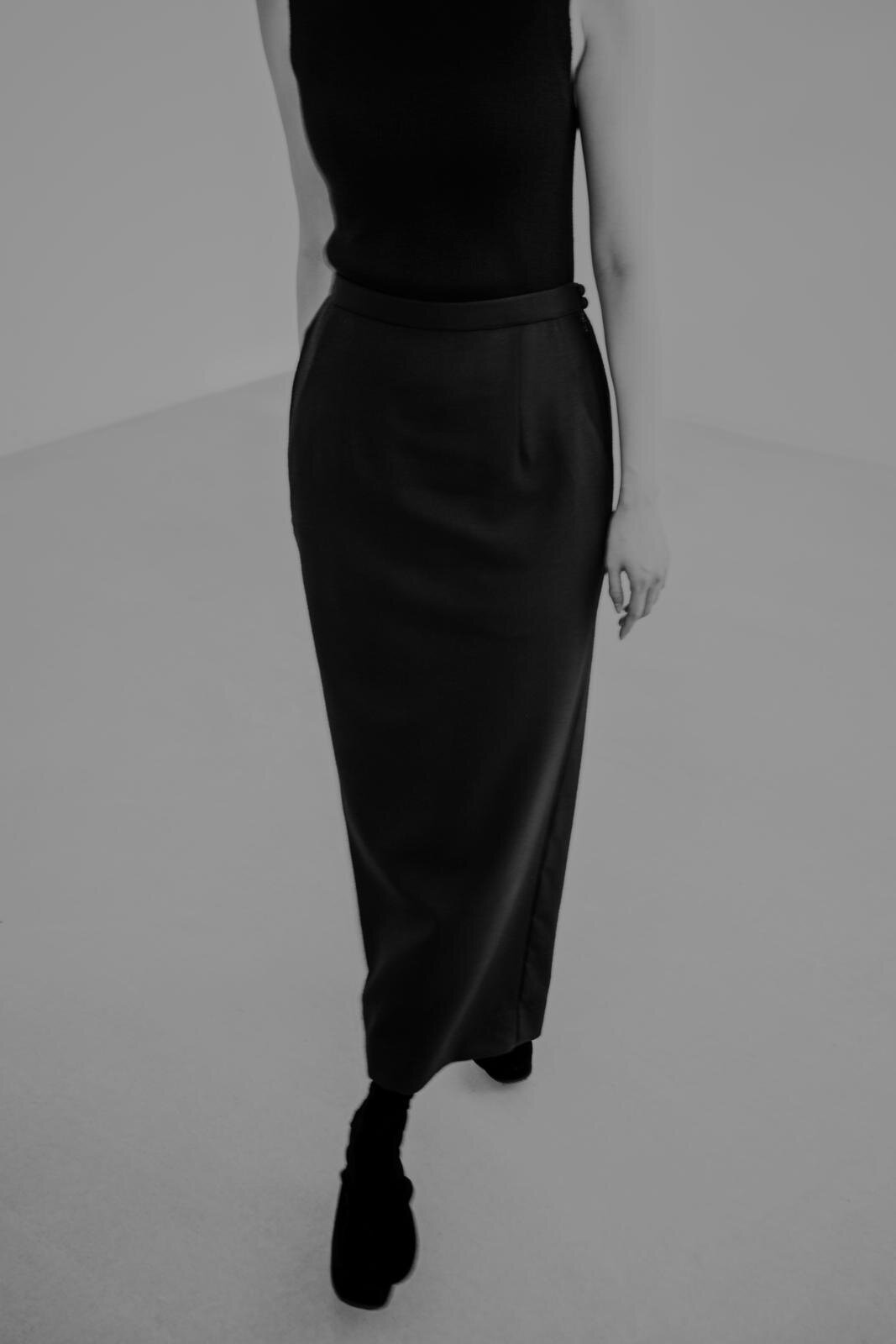 マメ クロゴウチ ベーシックス、くるみボタンの並ぶウールドレス＆ふんわりカシミヤニット｜写真3