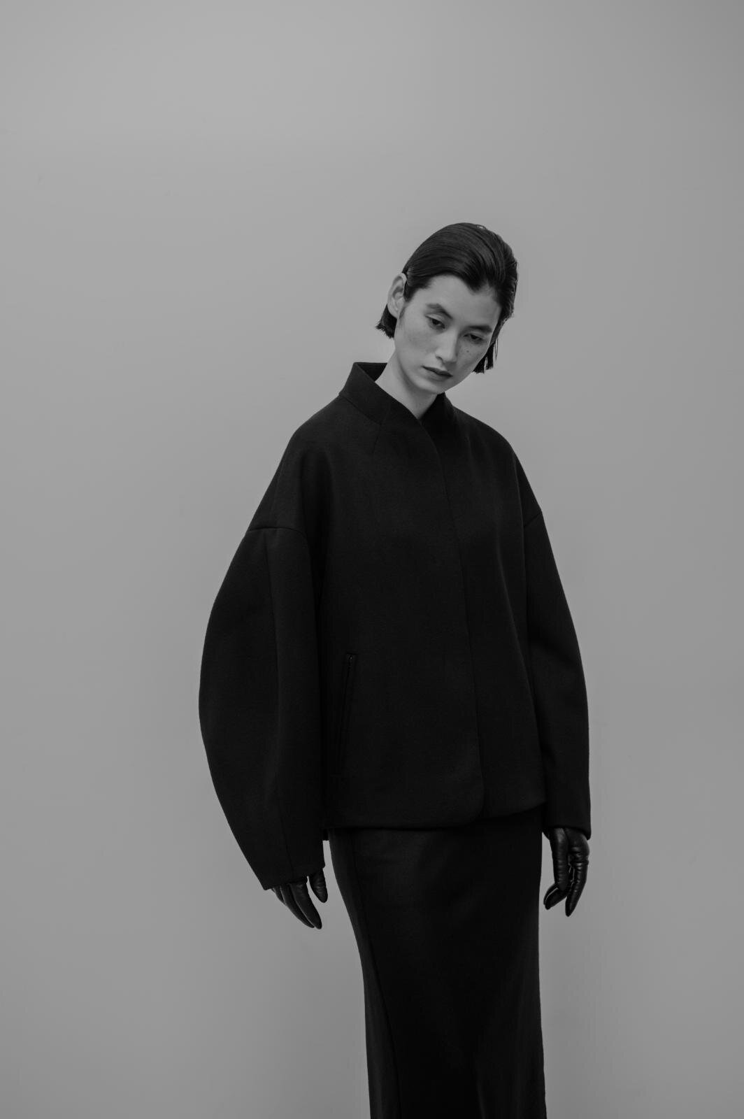 マメ クロゴウチ ベーシックス、くるみボタンの並ぶウールドレス＆ふんわりカシミヤニット｜写真6