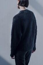 マメ クロゴウチ ベーシックス、くるみボタンの並ぶウールドレス＆ふんわりカシミヤニット｜写真5