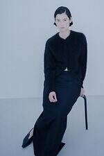 マメ クロゴウチ ベーシックス、くるみボタンの並ぶウールドレス＆ふんわりカシミヤニット｜写真2