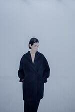 マメ クロゴウチ ベーシックス、くるみボタンの並ぶウールドレス＆ふんわりカシミヤニット｜写真4