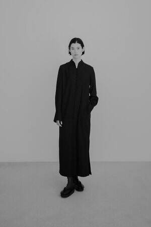 マメ クロゴウチ ベーシックス、くるみボタンの並ぶウールドレス＆ふんわりカシミヤニット｜写真1