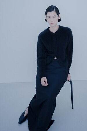 マメ クロゴウチ ベーシックス、くるみボタンの並ぶウールドレス＆ふんわりカシミヤニット｜写真2