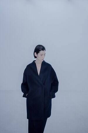 マメ クロゴウチ ベーシックス、くるみボタンの並ぶウールドレス＆ふんわりカシミヤニット｜写真4