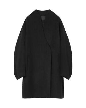 マメ クロゴウチ ベーシックス、くるみボタンの並ぶウールドレス＆ふんわりカシミヤニット｜写真11