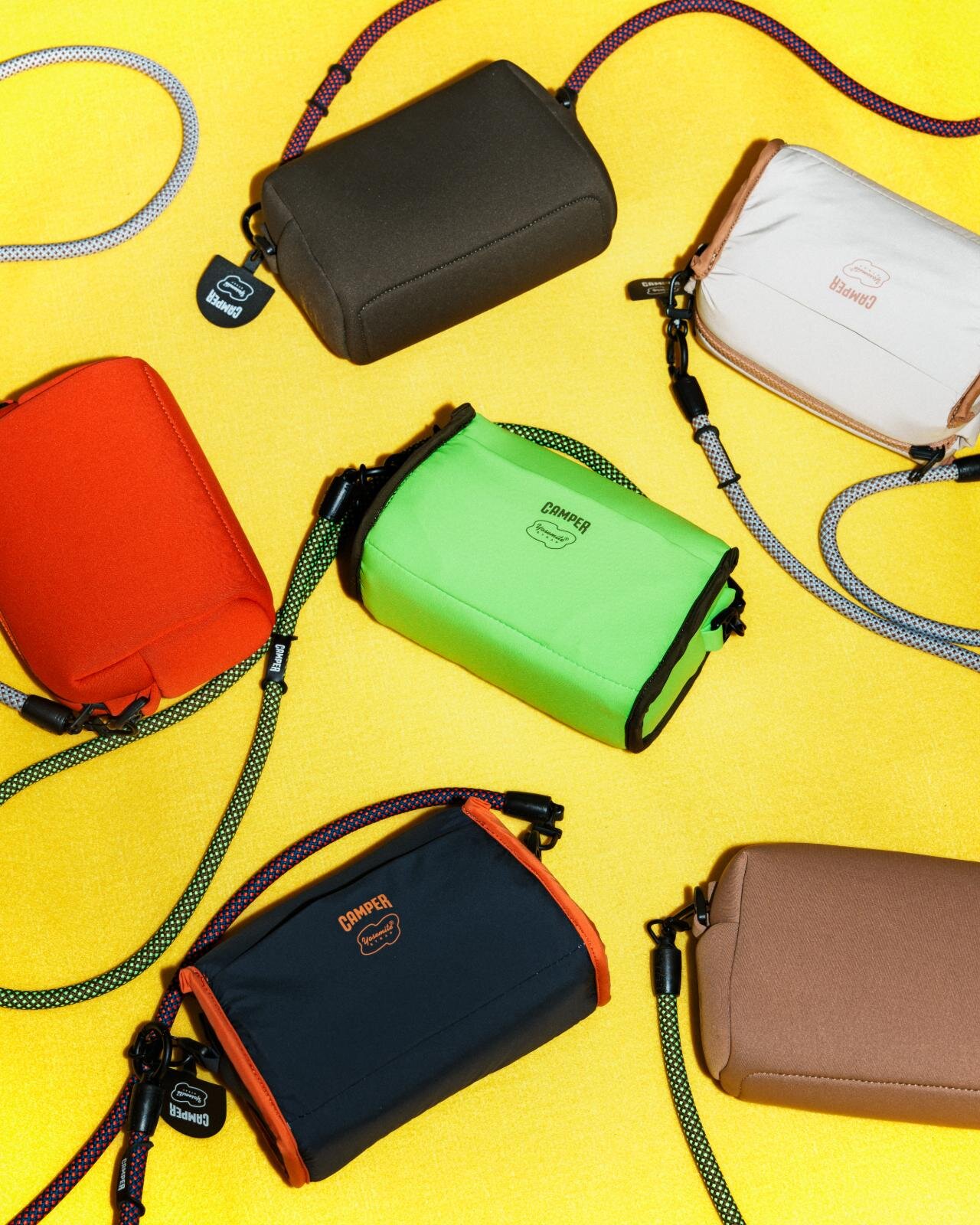 ポーチ 9,900円、ストラップ 8,800円