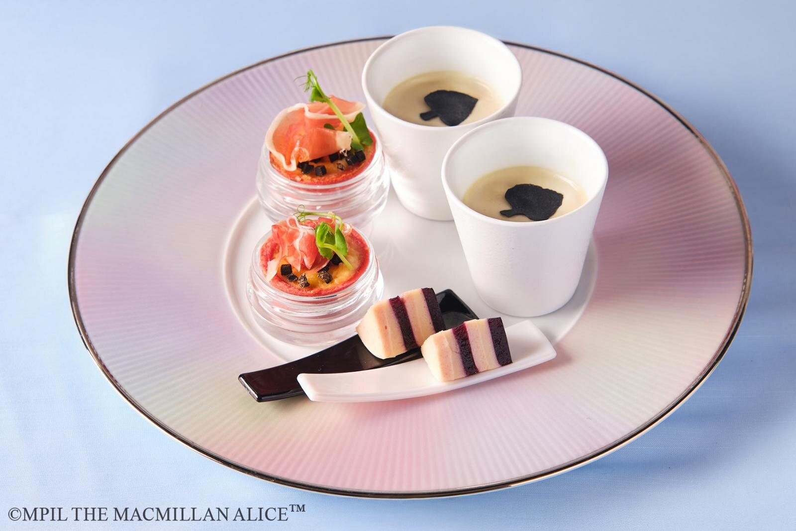 カリフラワーのクリームスープ、トリュフとゴルゴンゾーラのタルトレット 生ハム添え、ブドウとリンゴ香るジャンボンブランのミルフィーユ 