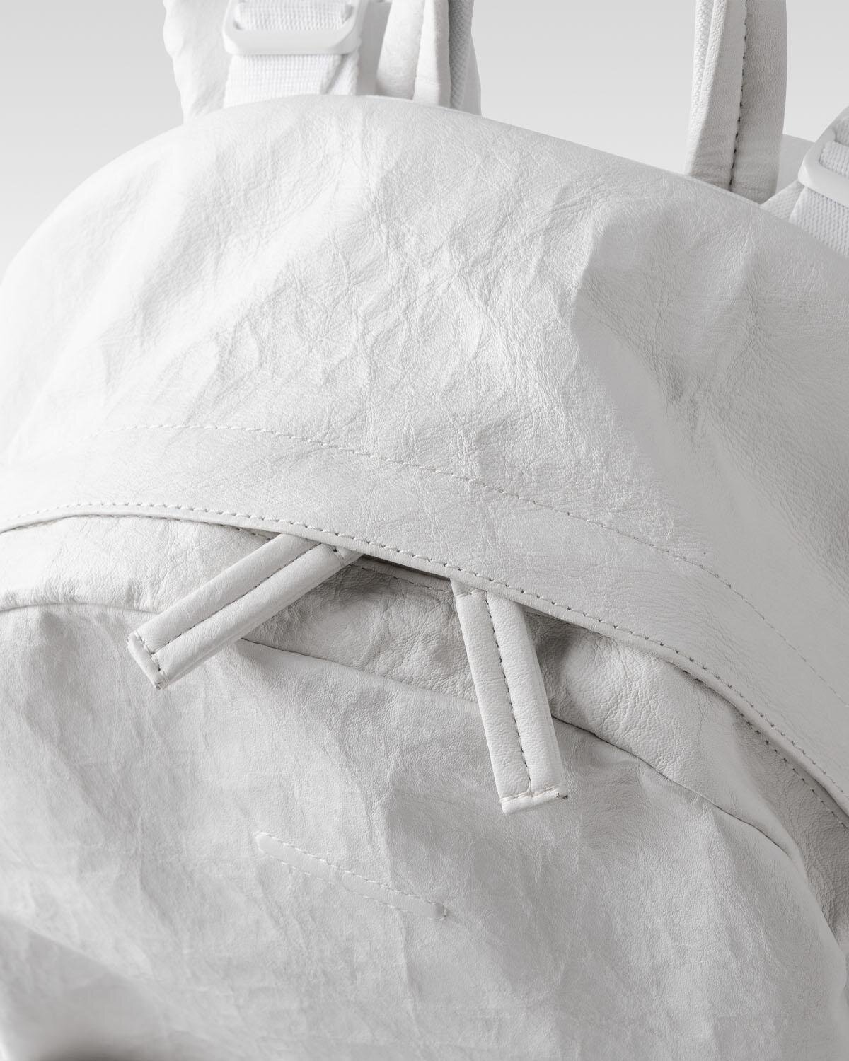 ミーンズワイル×オブジェクツアイオーのバックパック＆iPhoneケース、軽量な高機能レザー素材を採用｜写真7