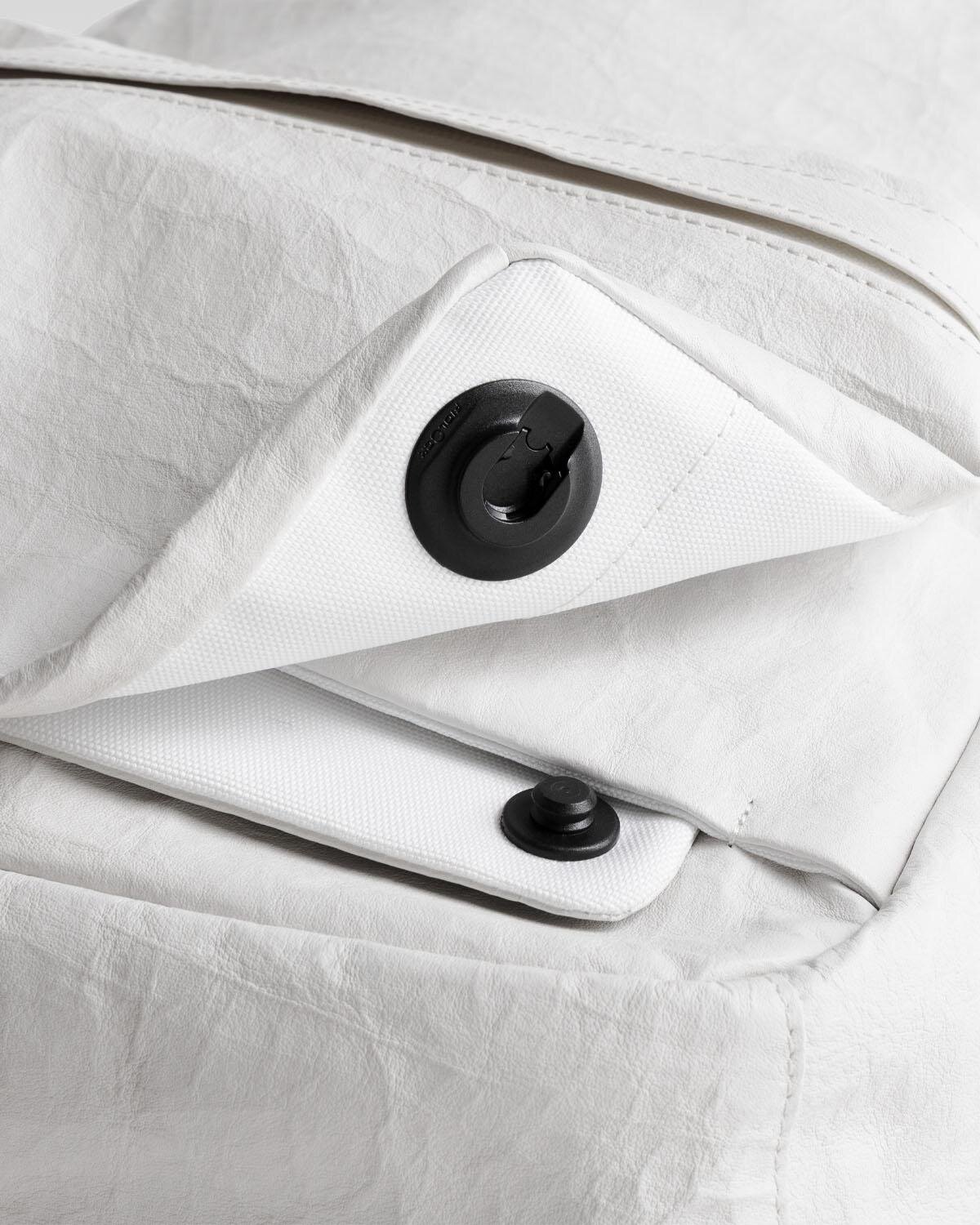 ミーンズワイル×オブジェクツアイオーのバックパック＆iPhoneケース、軽量な高機能レザー素材を採用｜写真6