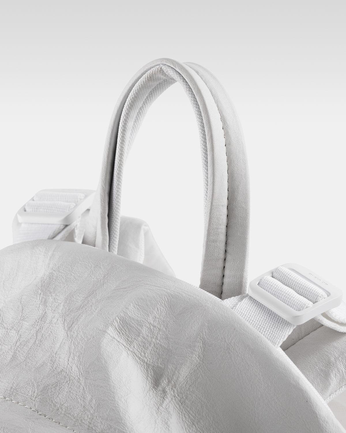 ミーンズワイル×オブジェクツアイオーのバックパック＆iPhoneケース、軽量な高機能レザー素材を採用｜写真5