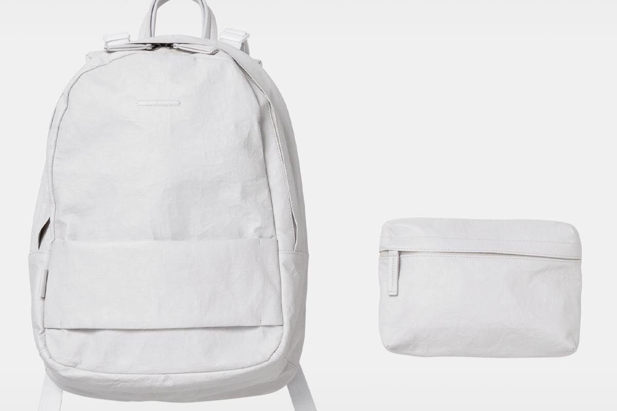 ミーンズワイル×オブジェクツアイオーのバックパック＆iPhoneケース、軽量な高機能レザー素材を採用