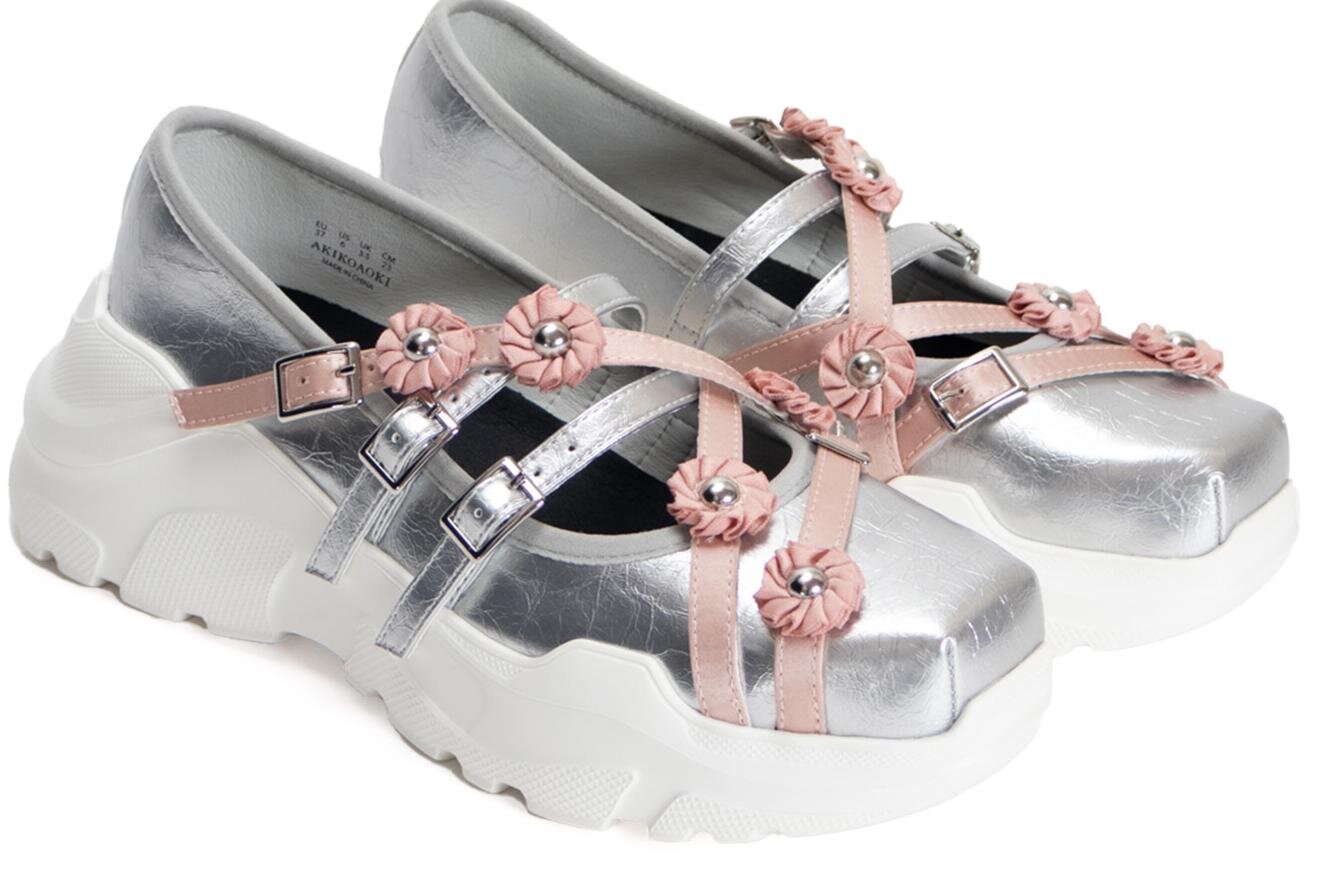 アキコアオキ“花々＆スタッズ”を装飾したバレエ風シューズ、スリートレジャーズとコラボ