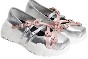 アキコアオキ“花々＆スタッズ”を装飾したバレエ風シューズ、スリートレジャーズとコラボ