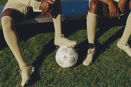 ニューバランス×ストーンアイランドのフットボールスパイク「フューロン V8」アパレルも