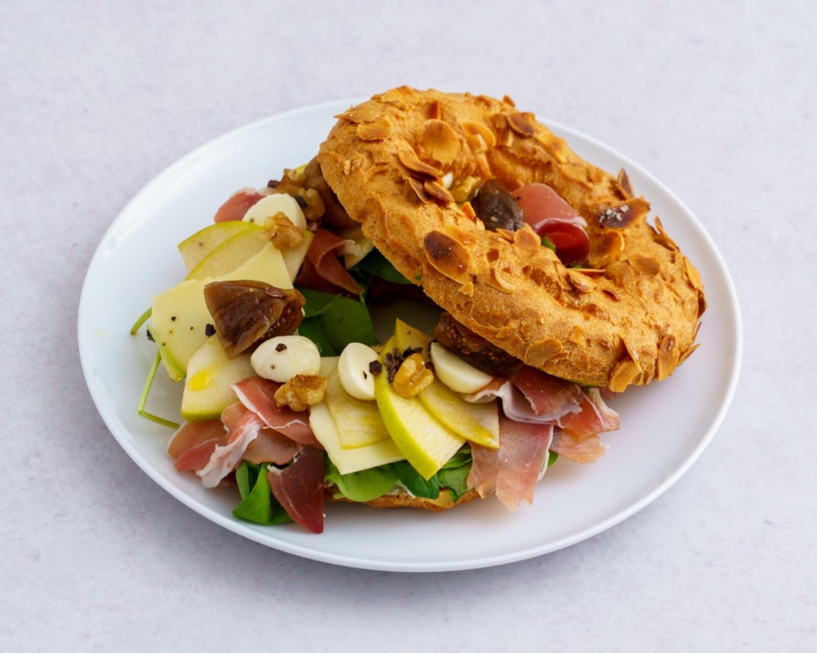 「エクレール サレ(生ハム＆2種のチーズ)」セット 2,750円、単品 1,760円