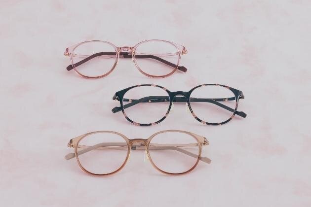 Zoff×マキアージュ“チーク効果”のある血色感メガネ、ピンクのべっ甲やベージュグラデカラー