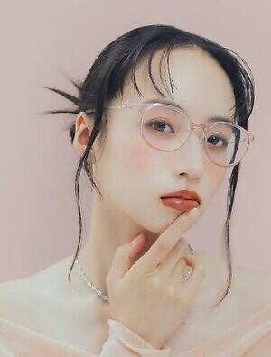 Zoff×マキアージュ“チーク効果”のある血色感メガネ、ピンクのべっ甲やベージュグラデカラー｜写真2