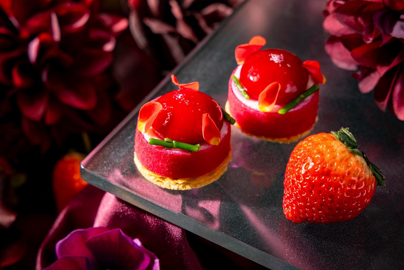 コンラッド東京”甘美な苺”主役のアフタヌーンティー、丸ごと苺のせタルト＆ベリームース｜写真9