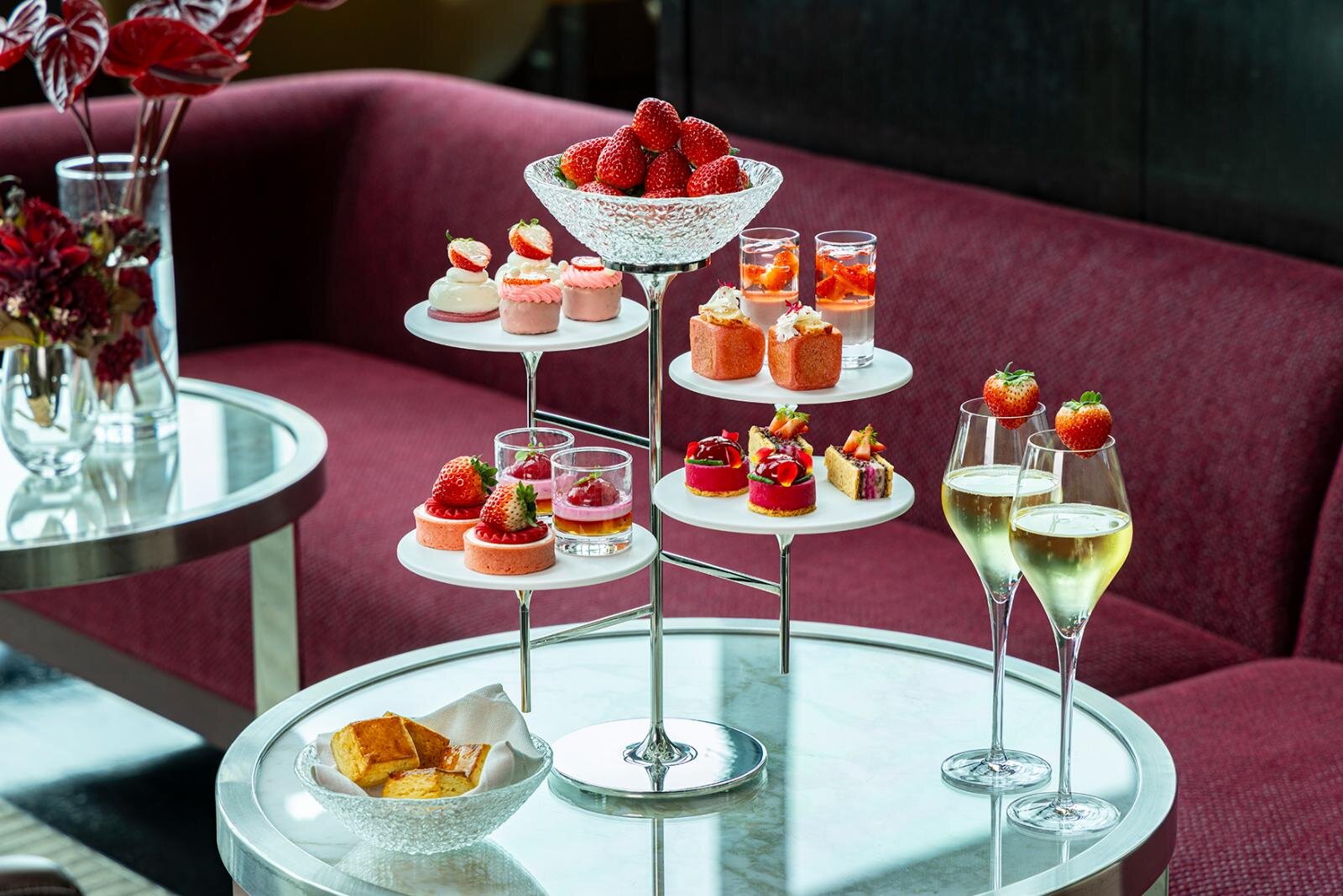 コンラッド東京”甘美な苺”主役のアフタヌーンティー、丸ごと苺のせタルト＆ベリームース｜写真2