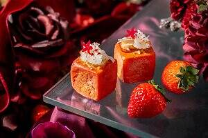 コンラッド東京”甘美な苺”主役のアフタヌーンティー、丸ごと苺のせタルト＆ベリームース｜写真8