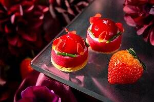 コンラッド東京”甘美な苺”主役のアフタヌーンティー、丸ごと苺のせタルト＆ベリームース｜写真9