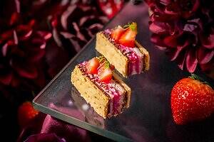 コンラッド東京”甘美な苺”主役のアフタヌーンティー、丸ごと苺のせタルト＆ベリームース｜写真6