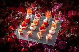 コンラッド東京”甘美な苺”主役のアフタヌーンティー、丸ごと苺のせタルト＆ベリームース｜写真1