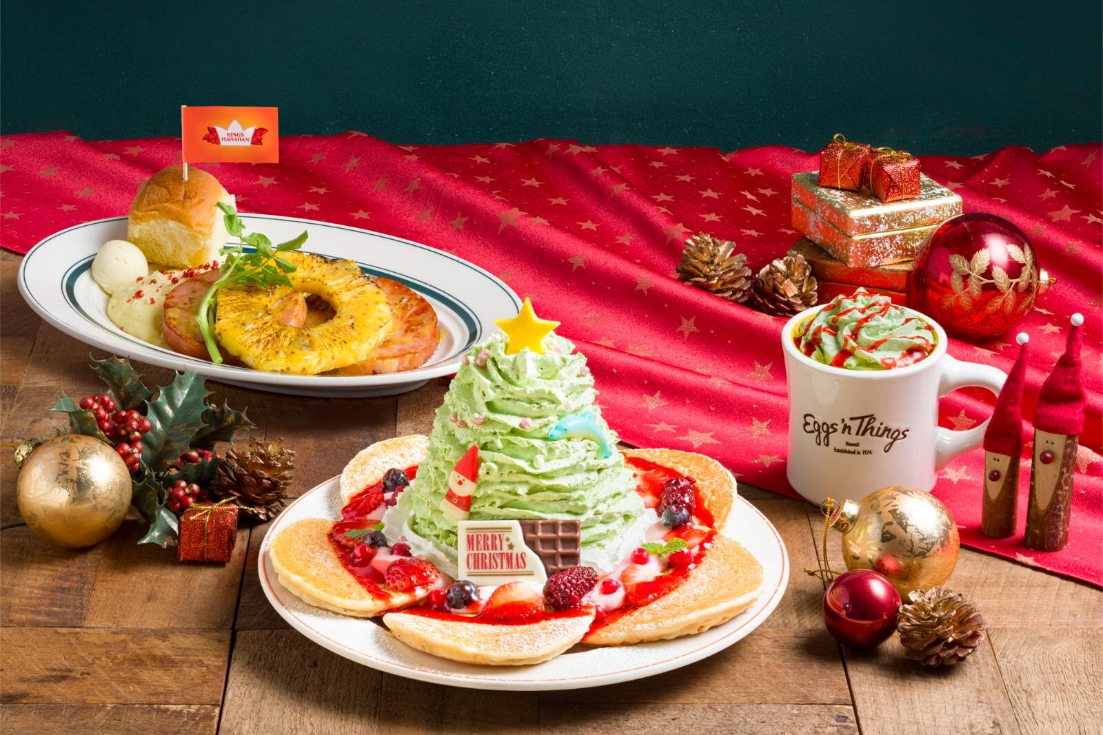 エッグスンシングス“まるでクリスマスツリー”な限定パンケーキ、ピスタチオホイップ×甘酸っぱいベリー｜写真1