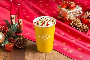 エッグスンシングス“まるでクリスマスツリー”な限定パンケーキ、ピスタチオホイップ×甘酸っぱいベリー｜写真4