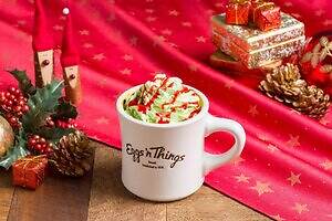 エッグスンシングス“まるでクリスマスツリー”な限定パンケーキ、ピスタチオホイップ×甘酸っぱいベリー｜写真3