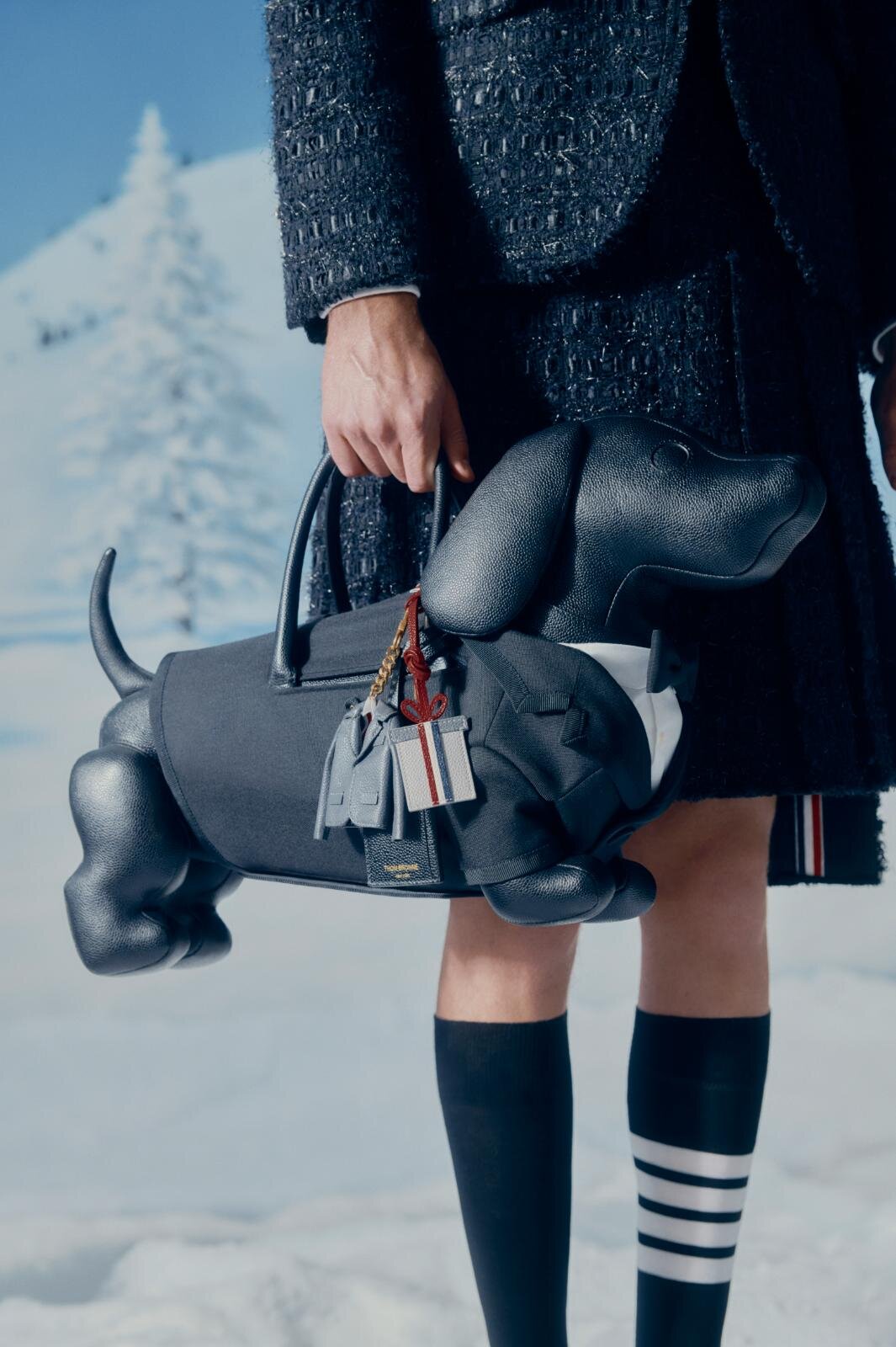 トム ブラウン“ダックス犬”バッグ、タキシード姿＆煌めくシルバーのクリスマス仕様｜写真25