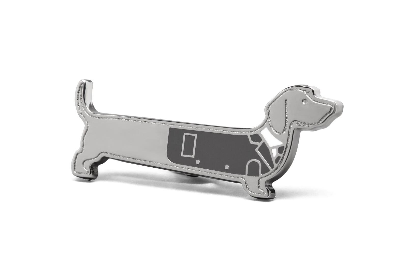 トム ブラウン“ダックス犬”バッグ、タキシード姿＆煌めくシルバーのクリスマス仕様｜写真9