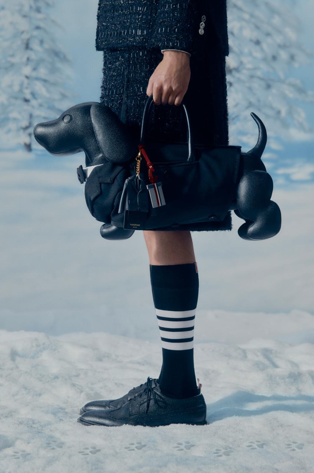 トム ブラウン“ダックス犬”バッグ、タキシード姿＆煌めくシルバーのクリスマス仕様｜写真24