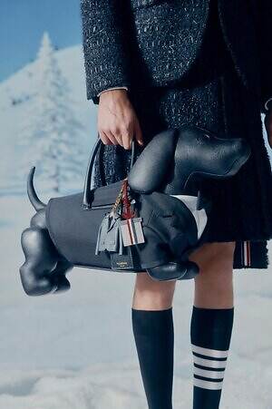 トム ブラウン“ダックス犬”バッグ、タキシード姿＆煌めくシルバーのクリスマス仕様｜写真25