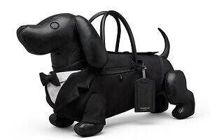 トム ブラウン“ダックス犬”バッグ、タキシード姿＆煌めくシルバーのクリスマス仕様