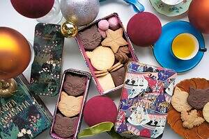 ケイタ マルヤマ25年クリスマスクッキー缶、“黒猫”やオーナメント型クッキーを詰め合わせ