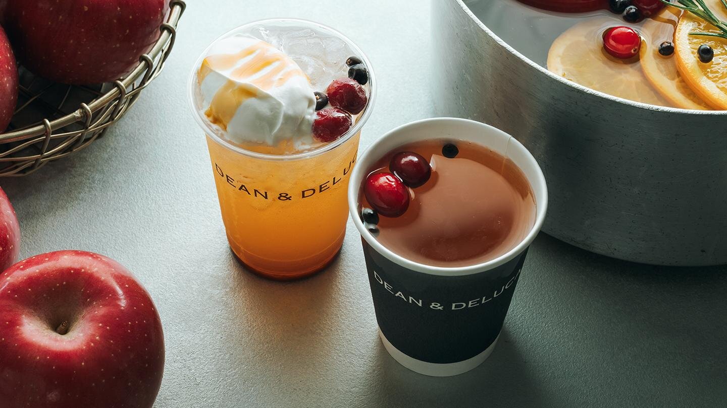 「クリームアップルサイダー」アイス/ホット Sサイズ 648円、Mサイズ 756円／「アップルサイダー」アイス/ホット Sサイズ 562円、Mサイズ 670円