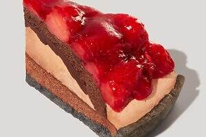 スターバックス25年クリスマスフード第2弾、“大粒苺のせ”チョコタルト＆キャラメルナッツチーズケーキ