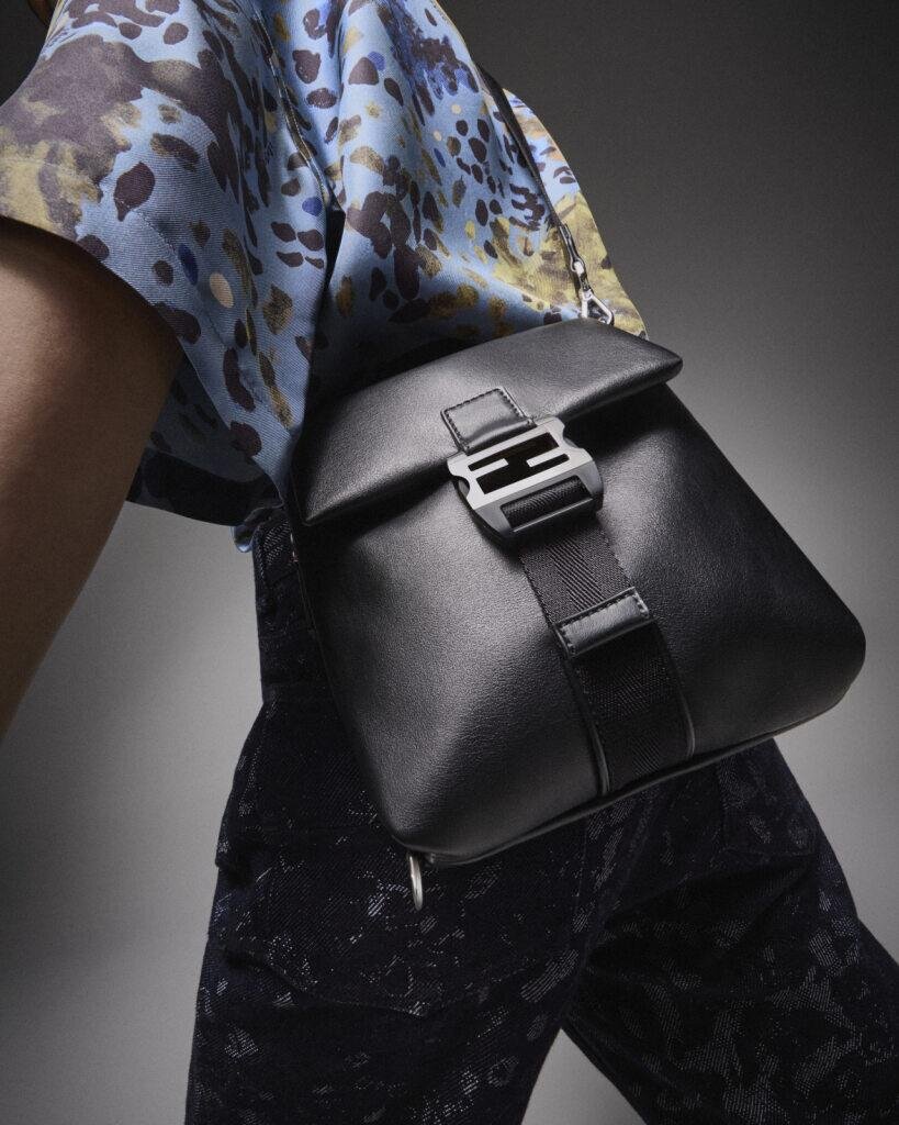 「フェンディ フラックス クロスボディ」ブラック 368,500円