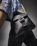 フェンディ“FF”ロゴバックル搭載メンズ斜め掛けバッグ、コード式開口部＆サイドジップで簡単に開閉｜写真1