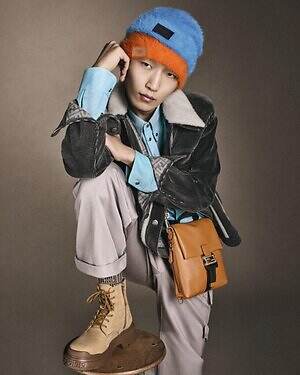 フェンディ“FF”ロゴバックル搭載メンズ斜め掛けバッグ、コード式開口部＆サイドジップで簡単に開閉｜写真3