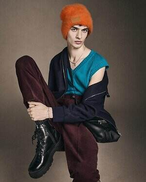 フェンディ“FF”ロゴバックル搭載メンズ斜め掛けバッグ、コード式開口部＆サイドジップで簡単に開閉｜写真2