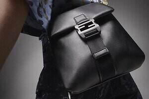 フェンディのクロスボディバッグ、オレンジやブラックの柔らかレザーに「FF」ロゴバックル