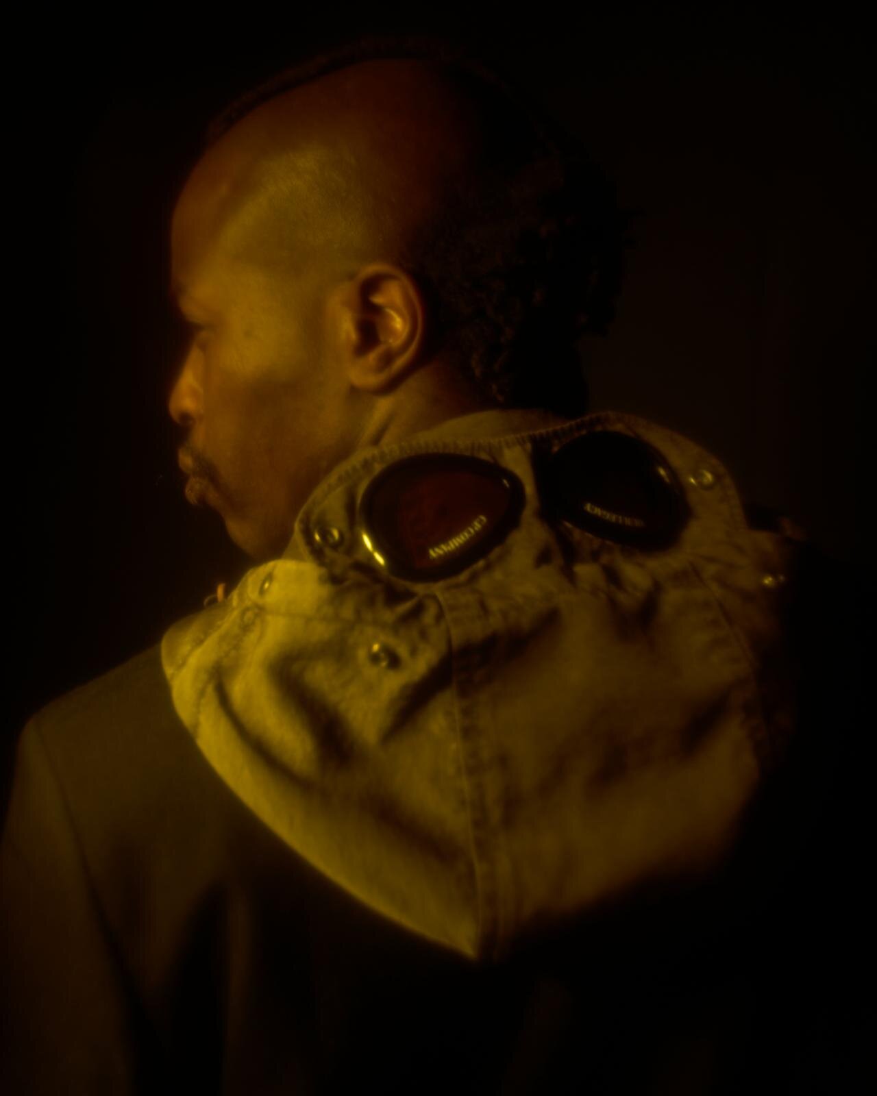 アワー レガシー ワークショップ×C.P. カンパニー、ゴーグル付き顔料染めフィールドジャケットなど｜写真1