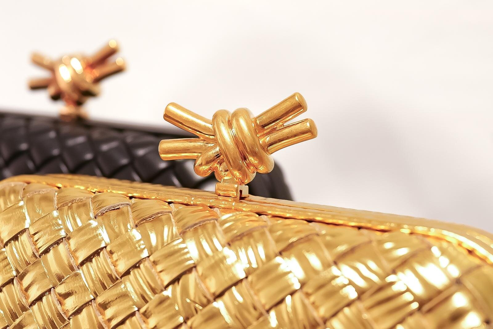 ボッテガ・ヴェネタ“黄金イントレチャート”のレザー財布、魚型ハンドルのバッグも｜写真6