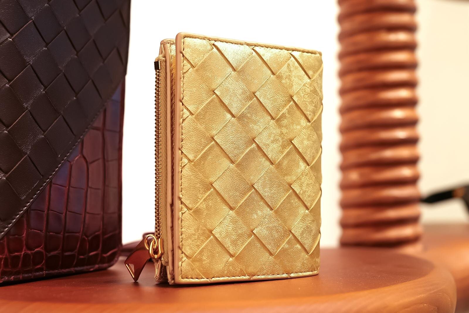 ボッテガ・ヴェネタ“黄金イントレチャート”のレザー財布、魚型ハンドルのバッグも｜写真2
