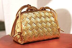 ボッテガ・ヴェネタ“黄金イントレチャート”のレザー財布、魚型ハンドルのバッグも